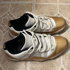 Selling used Jordan low sneakers 9.5 men